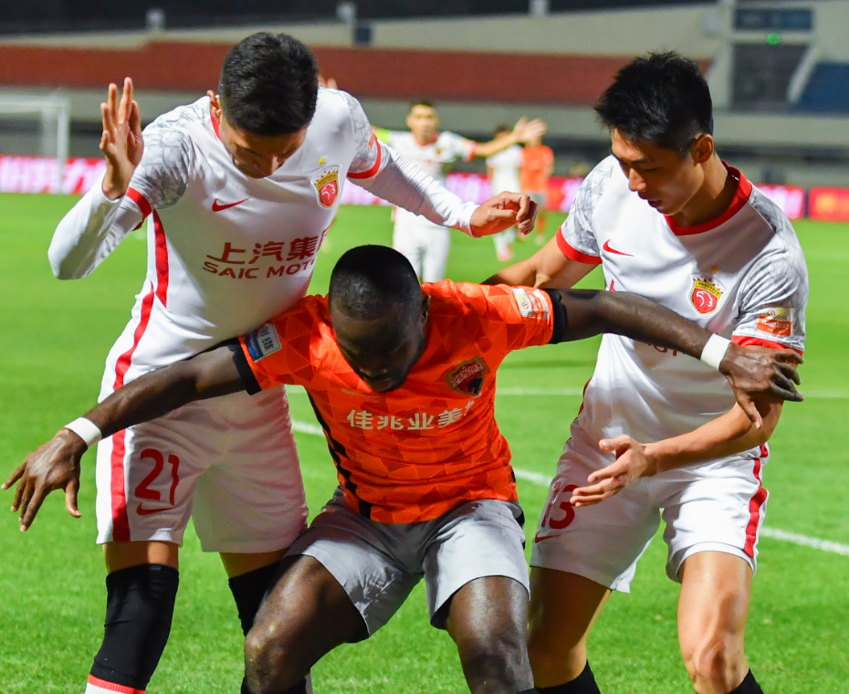 关东战狼队对阵天山朱雀队，摔跤大师赛读秒绝平，门将神扑救主——保级形势悄然变化的简单介绍